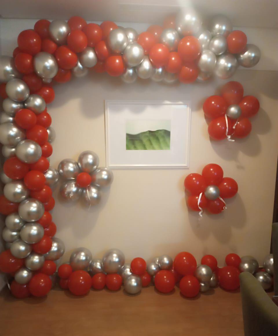 Dekorasi dinding balon merah silver